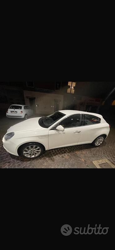 Usata Alfa Romeo Giulietta Distinctive 120 CV (88 kW) 2016 Bianco Utilitaria