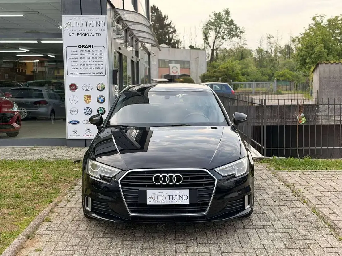 Käytetty Audi A3 Business 110 HP (80 kW) 2017 Musta Sedan