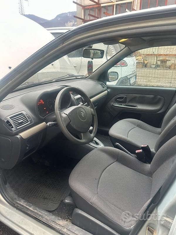 Usata Renault Clio II 95 CV (69 kW) 2003 Grigio Berlina