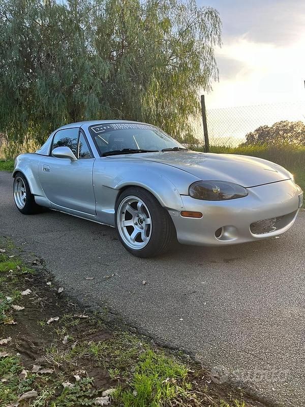 Usata Mazda MX5 146 CV (107 kW) 2002 Grigio Cabrio