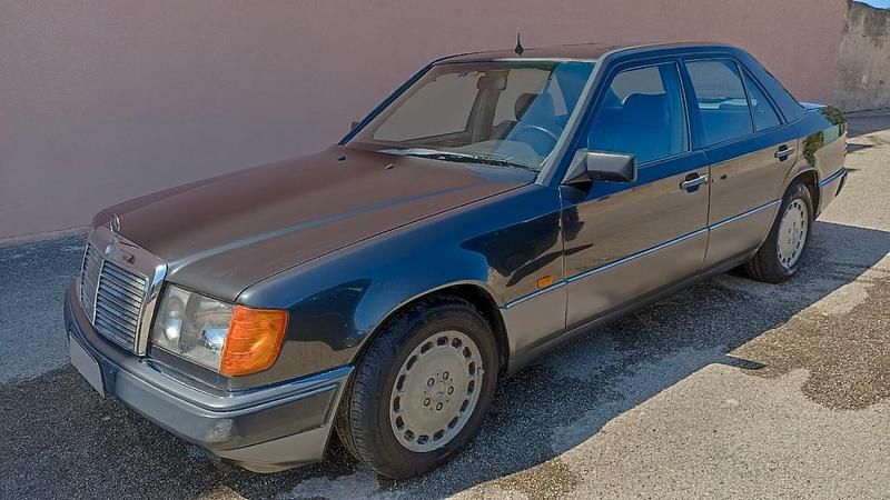Usata Mercedes E200 122 CV (89 kW) 1987 Nero Berlina