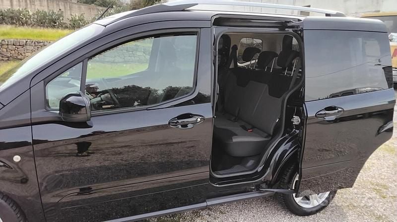 Usata Ford Tourneo Courier Titanium 75 CV (55 kW) 2017 Nero Monovolume