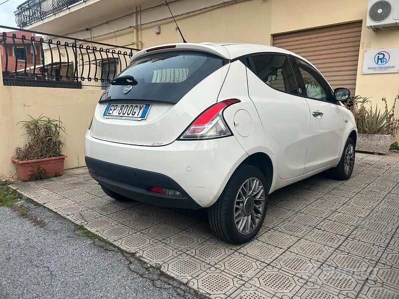 Usata Lancia Ypsilon 85 CV (62 kW) 2013 Bianco Utilitaria
