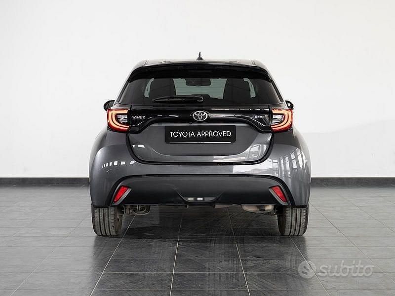 Usata Toyota Yaris Hybrid Trend 115 CV (84 kW) 2024 Grigio Berlina