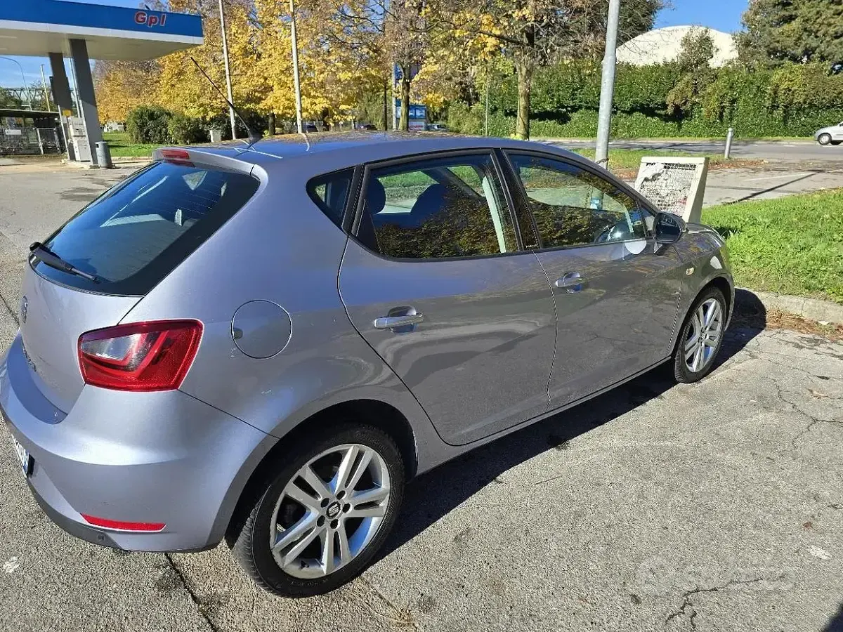 Usata Seat Ibiza CONNECT 95 CV (69 kW) 2015 Grigio Utilitaria