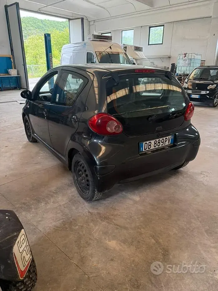 Usata Toyota Aygo 68 CV (50 kW) 2006 Grigio Utilitaria