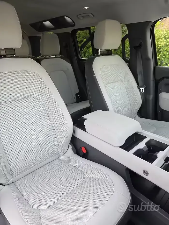 Usata Land Rover Defender 200 CV (147 kW) 2025 Grigio SUV