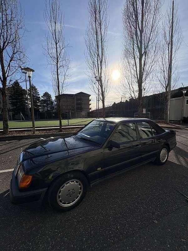 Usata Mercedes 200 122 CV (89 kW) 1989 Grigio Berlina