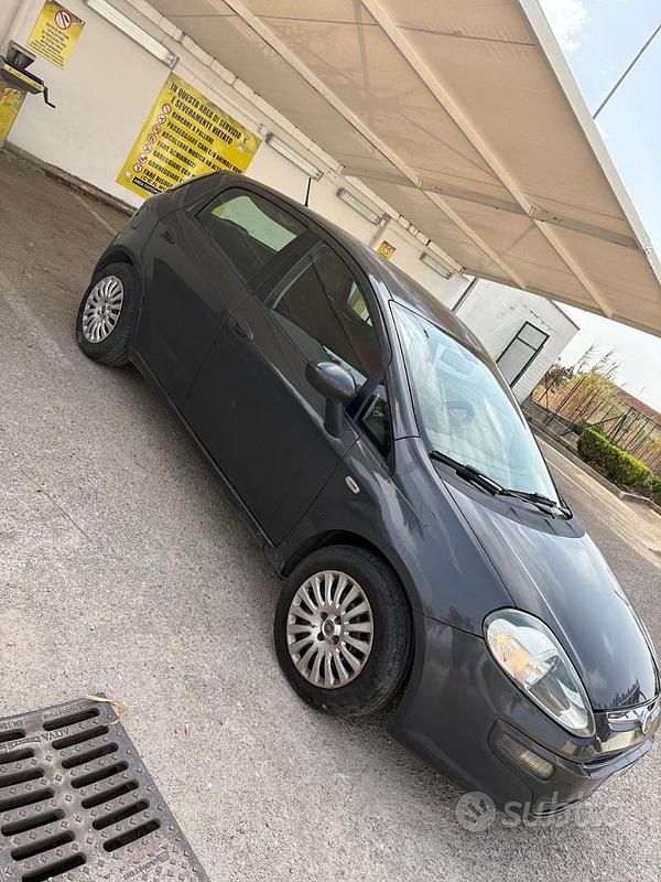Begagnad Fiat Punto 90 HK (66 kW) 2012 Svart Halvkombi