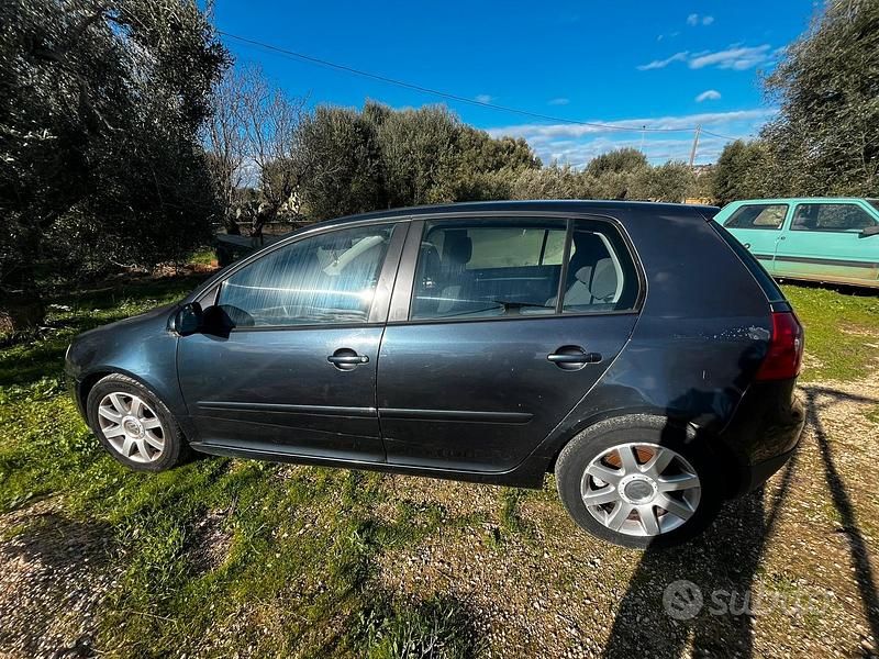 Usata VW Golf IV 105 CV (77 kW) 2005 Blu Berlina