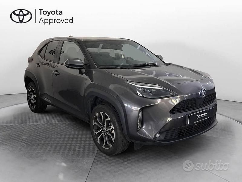 Usata Toyota Yaris Cross Trend 116 CV (85 kW) 2023 Grigio scuro SUV