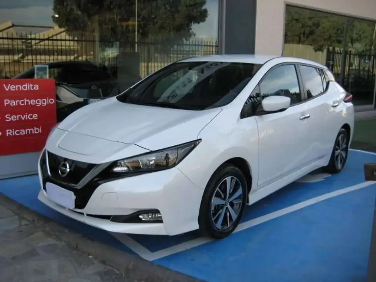 Usata Nissan Leaf Acenta 89 kW (122 CV) 2021 Solid white Utilitaria