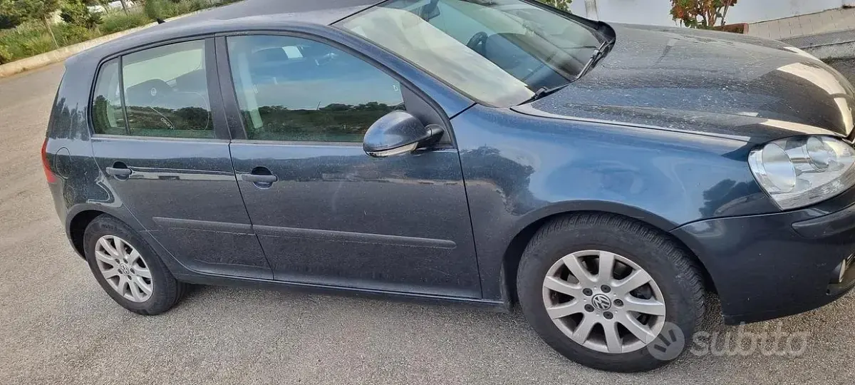 Usata VW Golf V 105 CV (77 kW) 2005 Blu Utilitaria