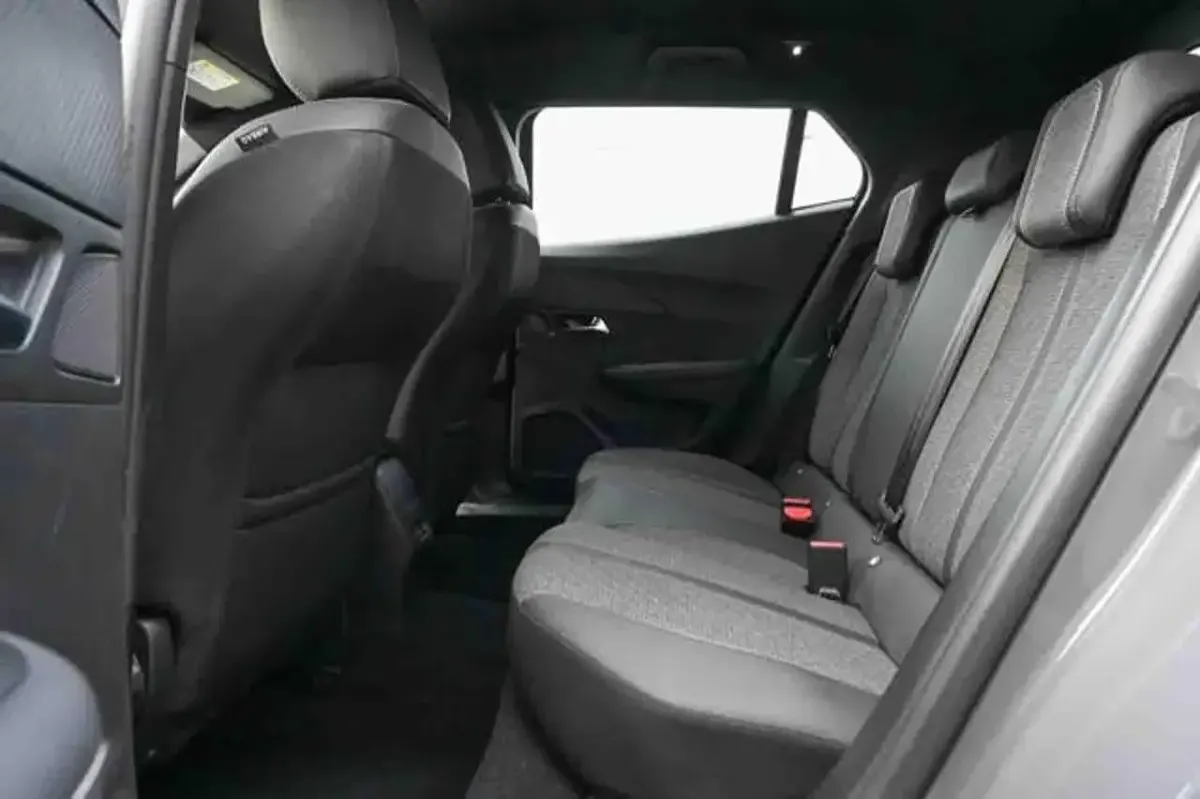 Usata Peugeot 2008 Allure 101 CV (74 kW) 2025 Grigio SUV