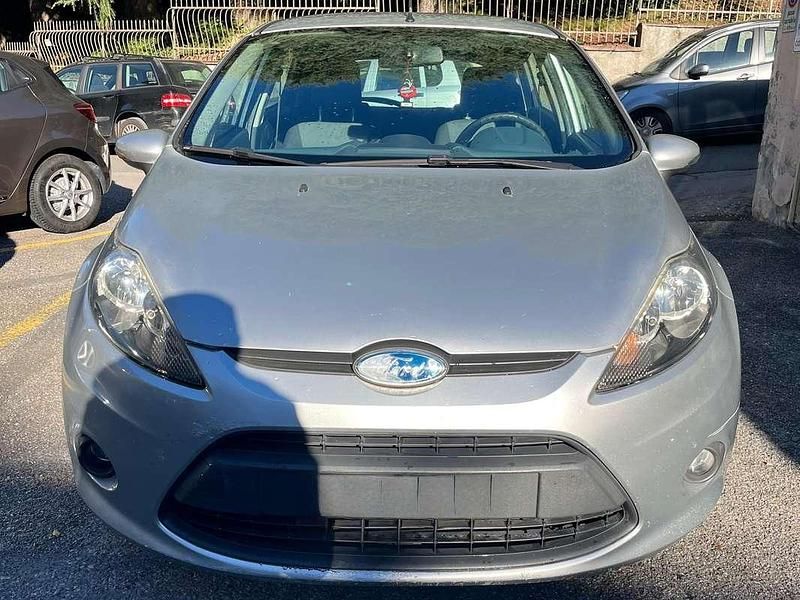 Argento Usata 2009 Ford Fiesta Tre volumi | 2000 € (Super prezzo) - Immagine 1/4