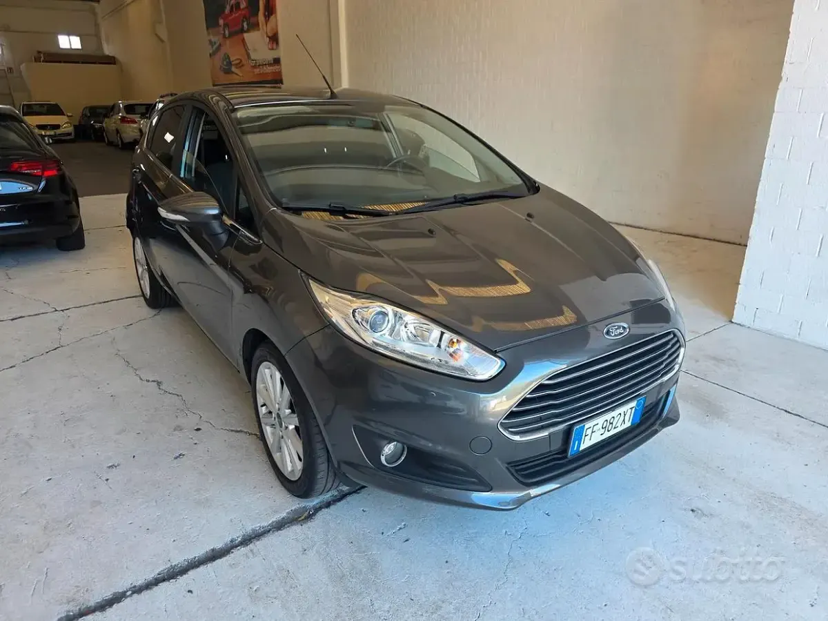 Usata Ford Fiesta Titanium 92 CV (67 kW) 2016 Grigio Utilitaria