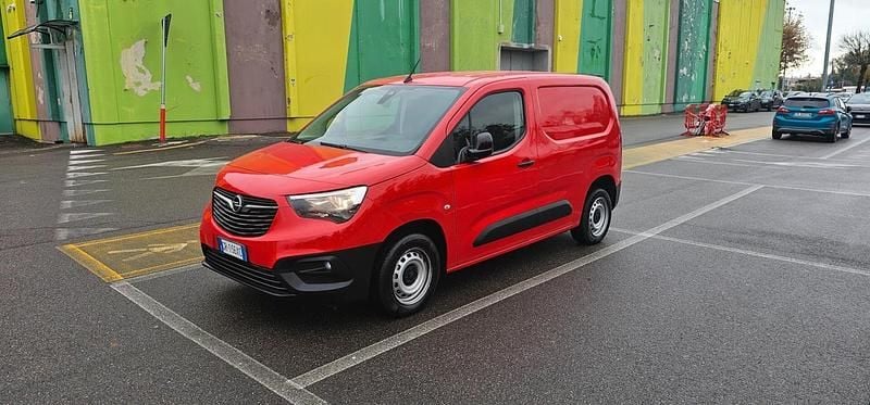 Rosso Usata 2023 Opel Combo Edition Monovolume | 16.500 € (Buon prezzo) - Immagine 1/4