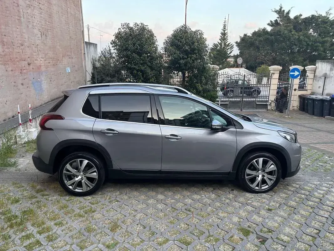 Käytetty Peugeot 2008 Allure 102 HP (75 kW) 2020 Harmaa Katumaasturi