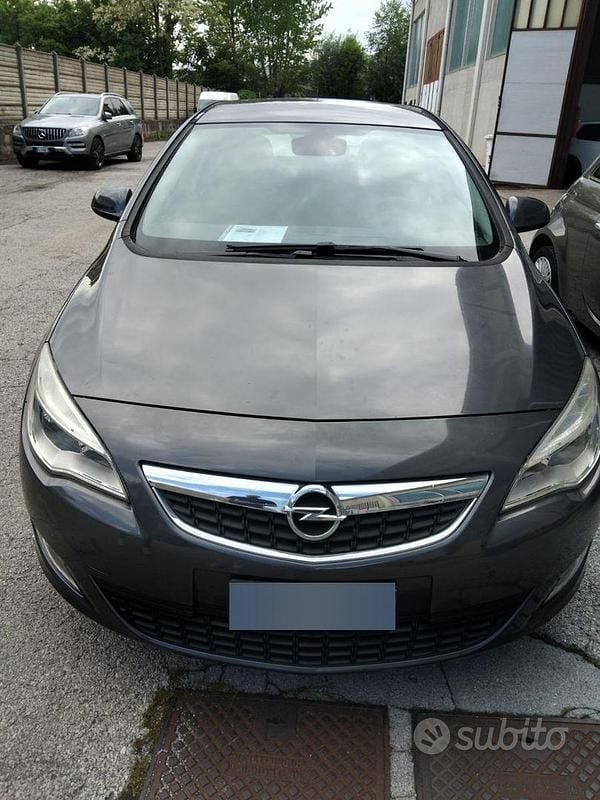 Usata Opel Astra 125 CV (91 kW) 2011 Grigio Berlina