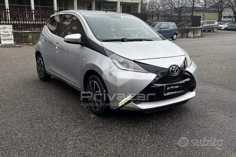 Usata Toyota Aygo X-wave 69 CV (50 kW) 2017 Grigio Utilitaria