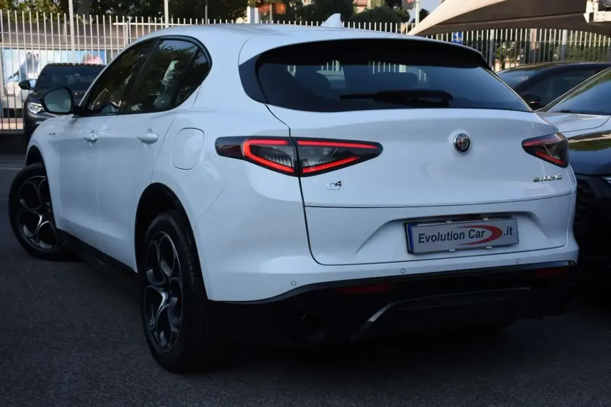 Usata Alfa Romeo Stelvio Veloce 209 CV (153 kW) 2023 Bianco pastello SUV