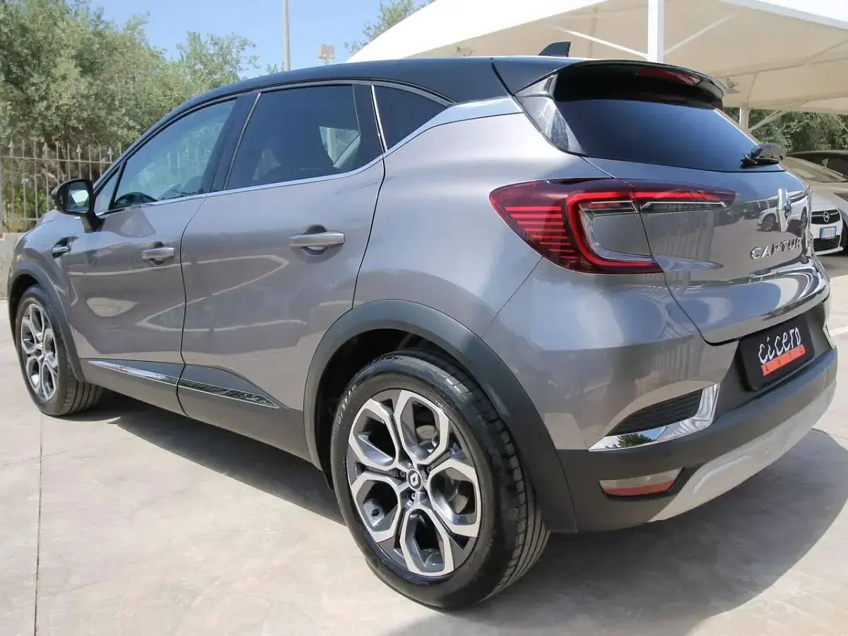 Usata Renault Captur Techno 94 CV (69 kW) 2023 Grigio cassiopea SUV