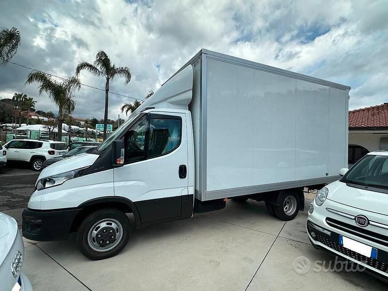 Usata Iveco Daily 136 CV (100 kW) 2022 Bianco Monovolume
