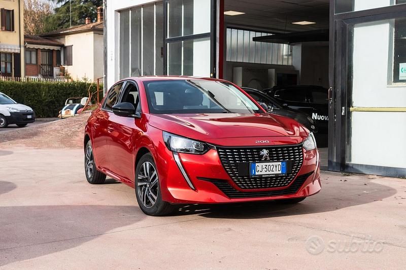 Usata Peugeot 208 Allure 100 CV (73 kW) 2022 Rosso Utilitaria