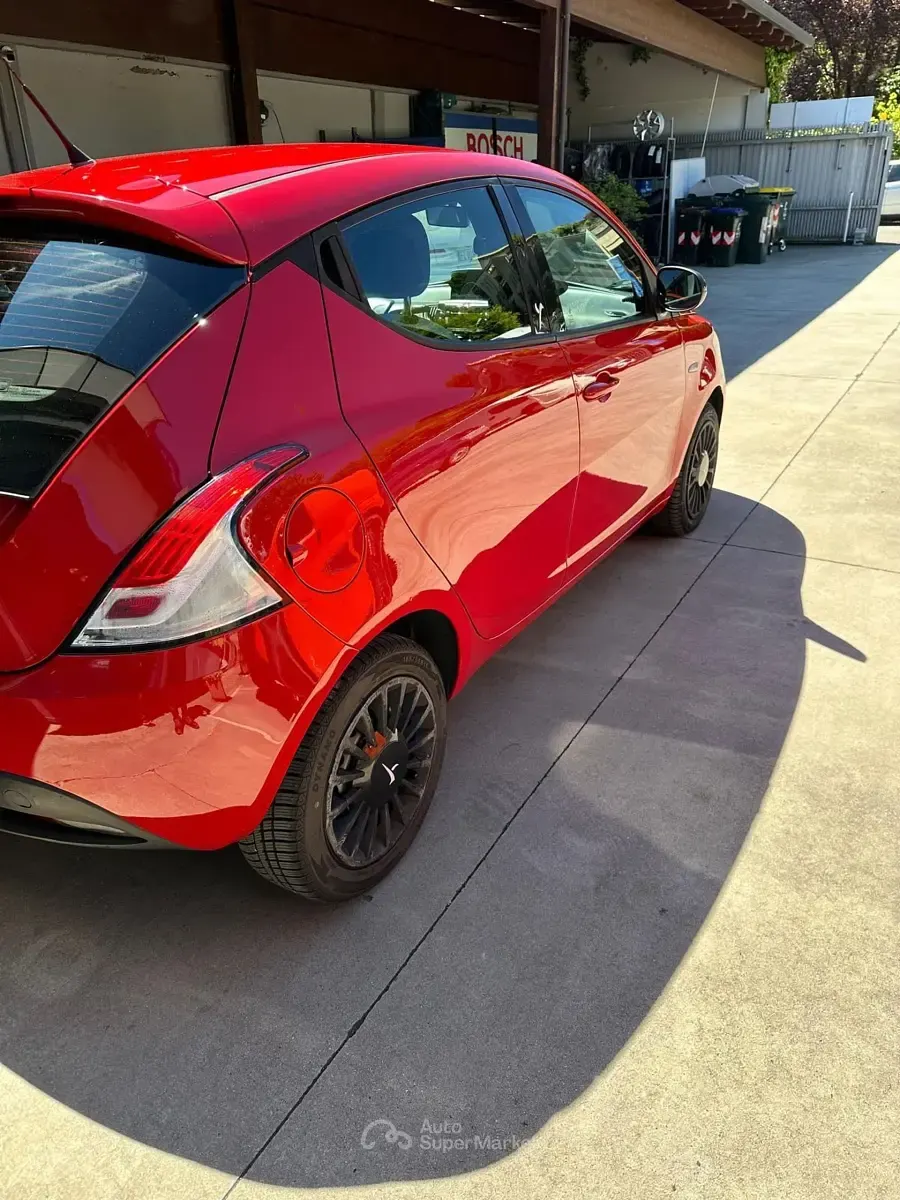 Usata Lancia Ypsilon 69 CV (50 kW) 2015 Rosso Utilitaria