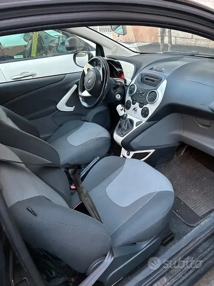 Begagnad Ford Ka 70 HK (51 kW) 2015 Svart Sedan