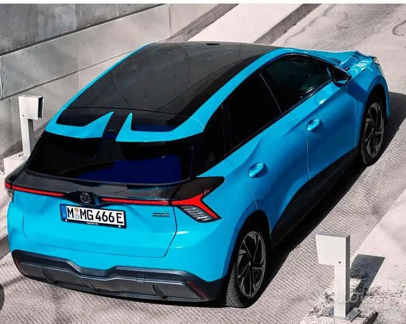 Usata MG MG4 EV Luxury 125 kW (170 CV) 2023 Blu Utilitaria