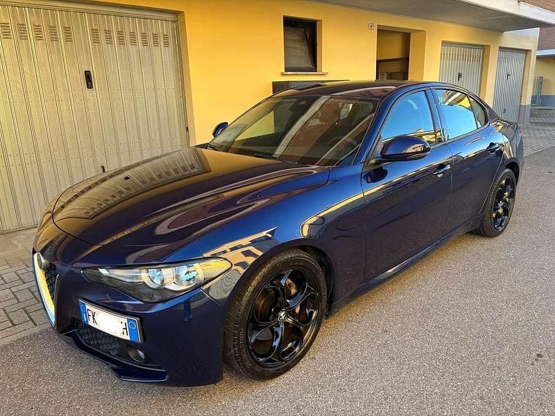 Blu/azzurro Usata 2017 Alfa Romeo Giulia Business Tre volumi | 14.000 € (Super prezzo) - Immagine 1/4