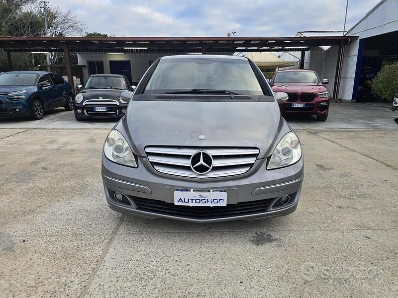 Usata Mercedes B200 140 CV (102 kW) 2007 Grigio Monovolume