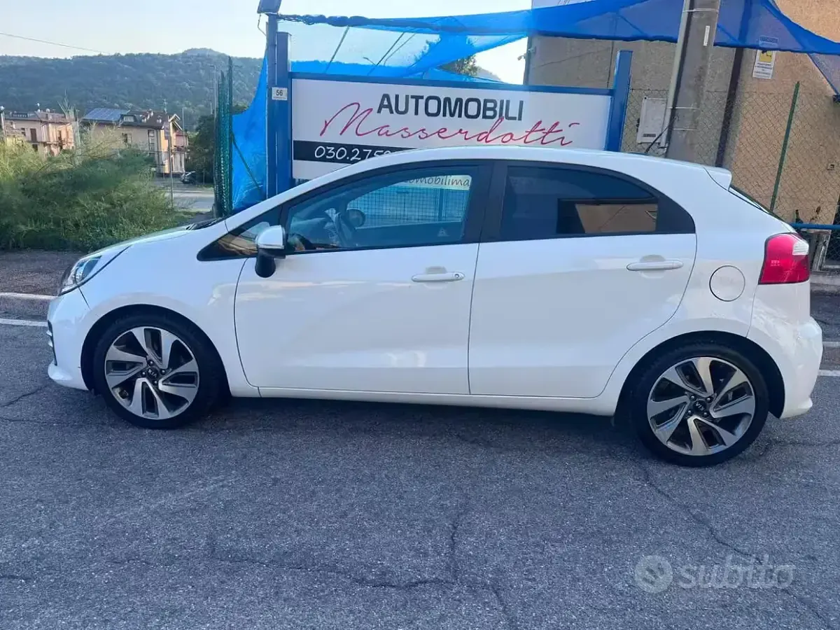 Usata Kia Rio 90 CV (66 kW) 2016 Bianco pastello Utilitaria
