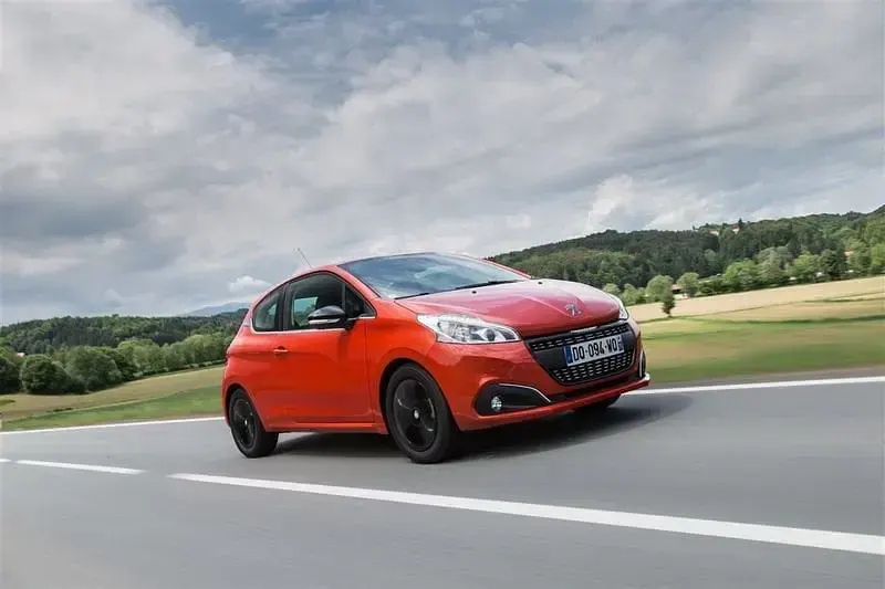 Usata Peugeot 208 Active 102 CV (75 kW) 2019 Bianco Utilitaria