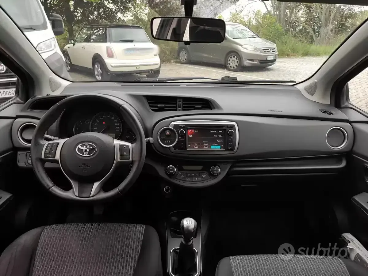 Usata Toyota Yaris 90 CV (66 kW) 2014 Grigio Utilitaria