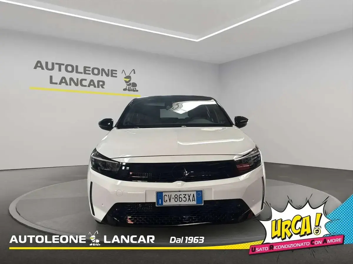 Usata Opel Corsa 101 CV (74 kW) 2024 Bianco tetto nero Utilitaria