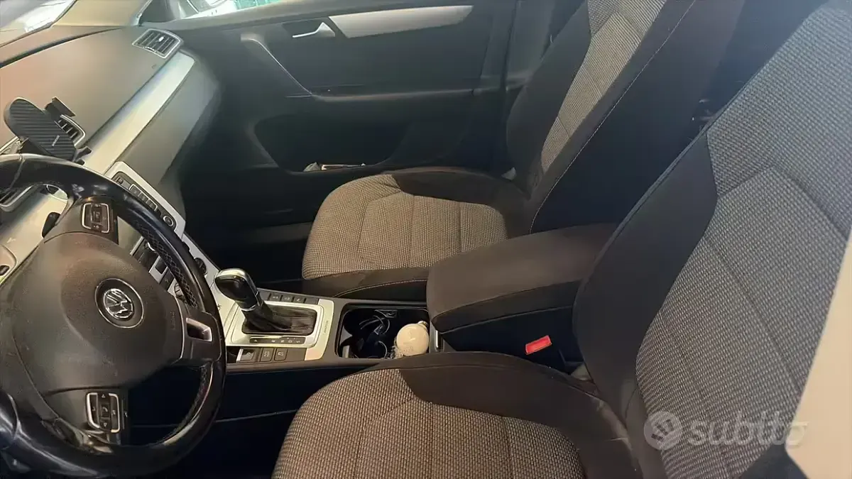 Usata VW Passat 177 CV (130 kW) 2012 Grigio Station wagon