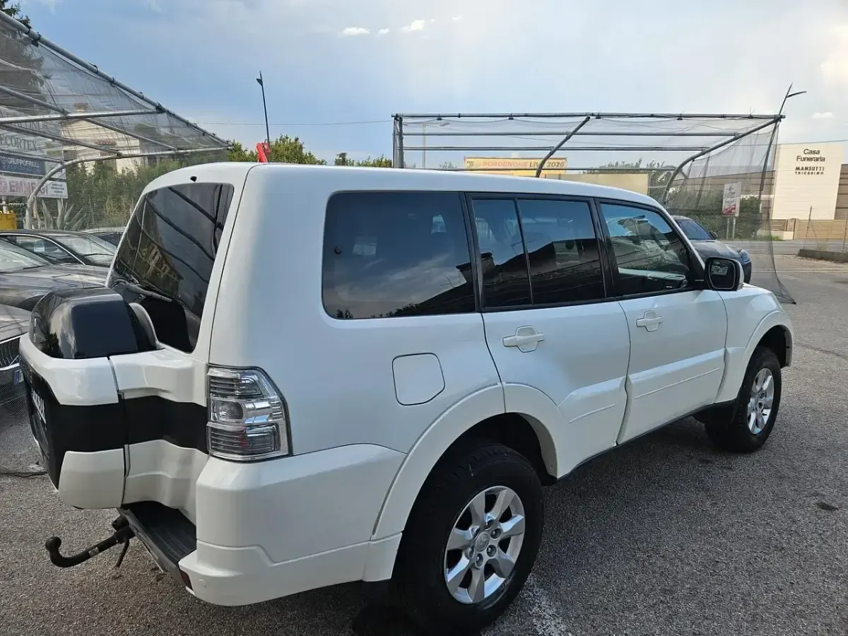 Usata Mitsubishi Pajero Instyle 190 CV (139 kW) 2016 Bianco SUV
