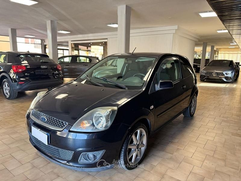 Usata Ford Fiesta Ghia 75 CV (55 kW) 2007 Nero Utilitaria