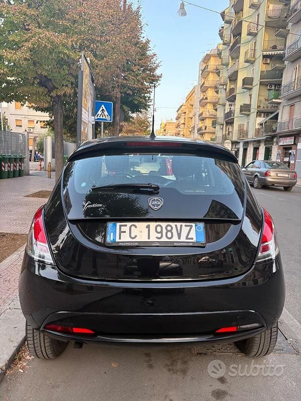 Usata Lancia Ypsilon 85 CV (62 kW) 2016 Nero Utilitaria