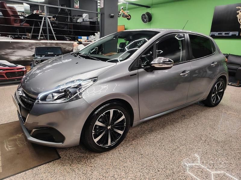 Usata Peugeot 208 Signature Sky 102 CV (75 kW) 2019 Grigio Utilitaria
