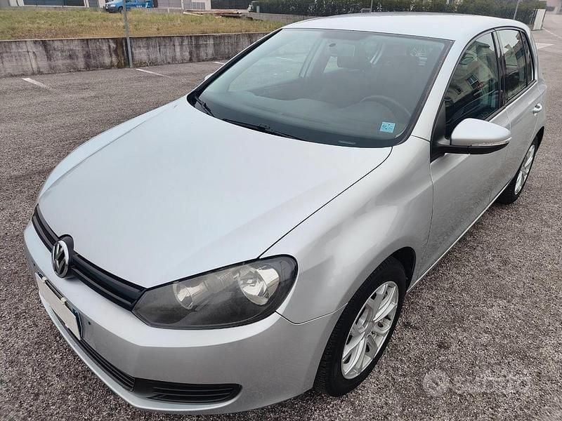 Usata VW Golf VI 105 CV (77 kW) 2010 Argento Utilitaria