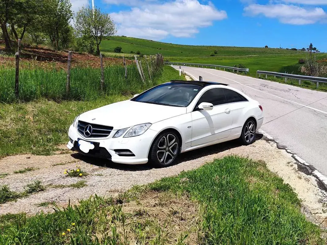 Usata Mercedes E350 AMG 231 CV (169 kW) 2009 Bianco Coupé