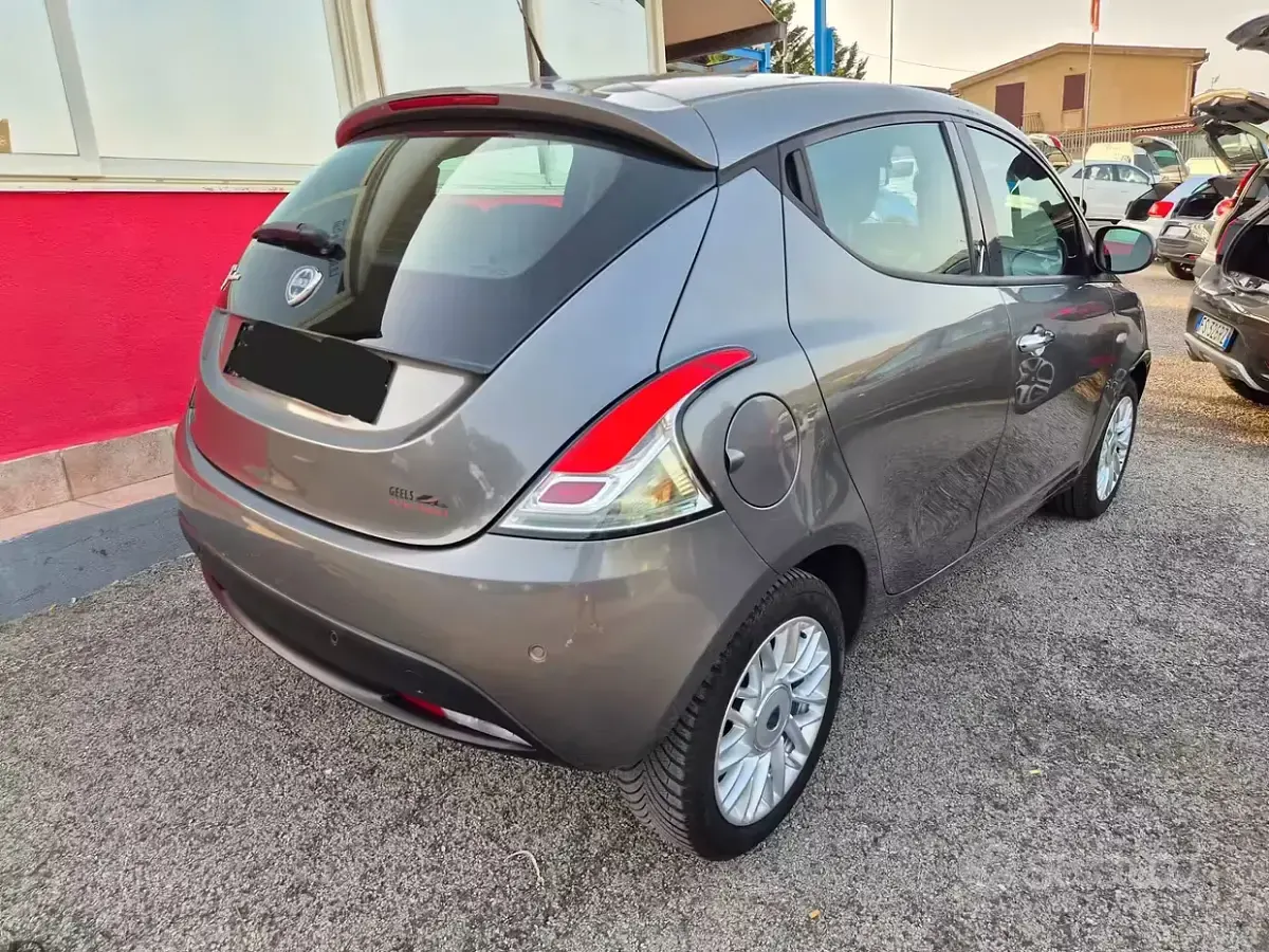 Usata Lancia Ypsilon Platinum 69 CV (50 kW) 2014 Grigio Utilitaria