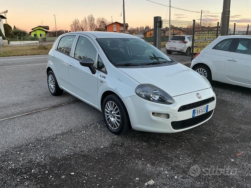 Bianco Usata 2015 Fiat Punto Lounge Tre volumi | 3990 € (Buon prezzo) - Immagine 1/4