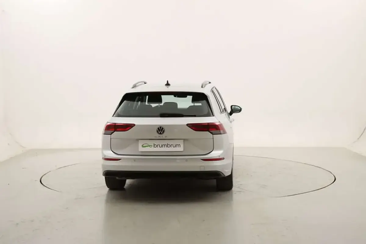 Usata VW Golf VIII Life 150 CV (110 kW) 2022 Argento Station wagon
