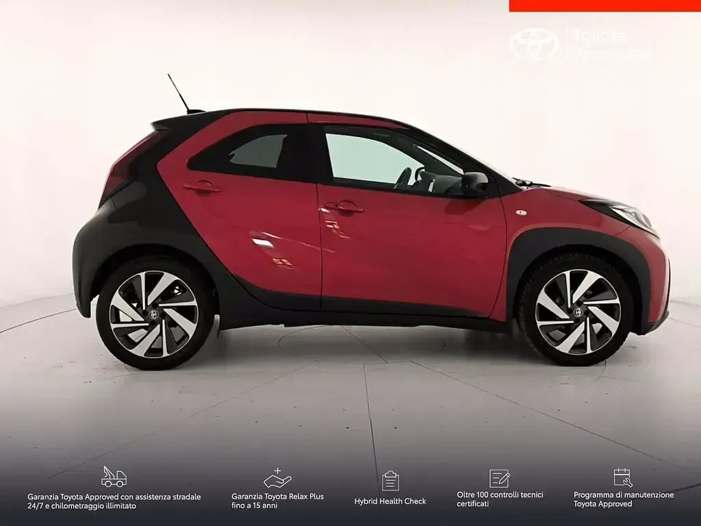 Usata Toyota Aygo X Lounge 72 CV (52 kW) 2022 Chili red & black met SUV