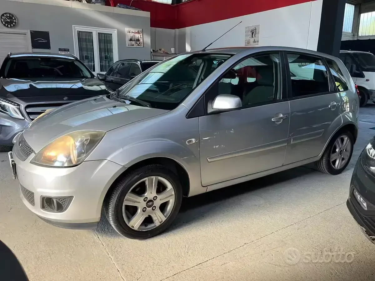 Usata Ford Fiesta Ghia 75 CV (55 kW) 2008 Grigio Utilitaria