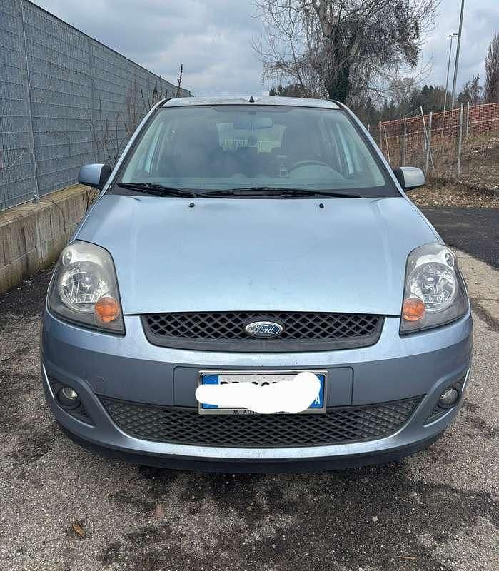 Usata Ford Fiesta Zetec 75 CV (55 kW) 2006 Blu/azzurro Utilitaria